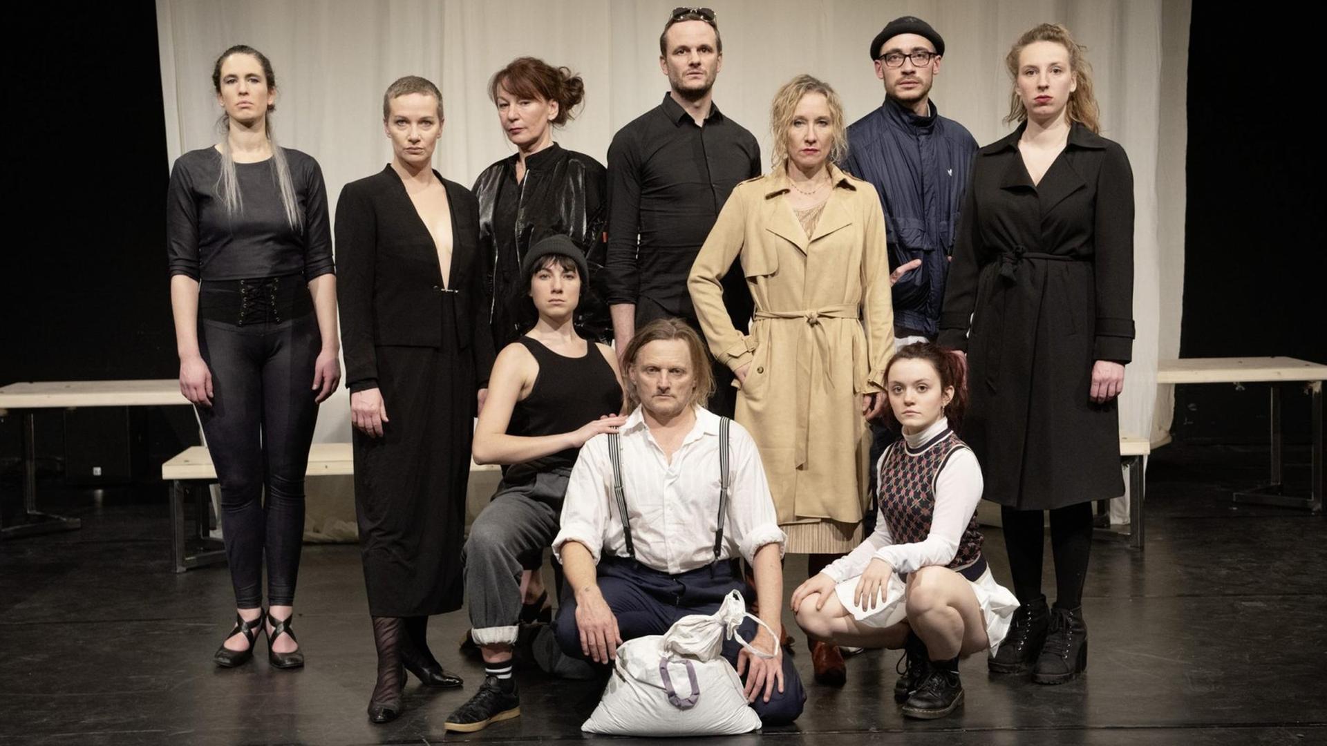 Die Schauspieler von "die drei Leben der Antigone" als Gruppenbild. Die Schauspieler von "die drei Leben der Antigone" als Gruppenbild.
