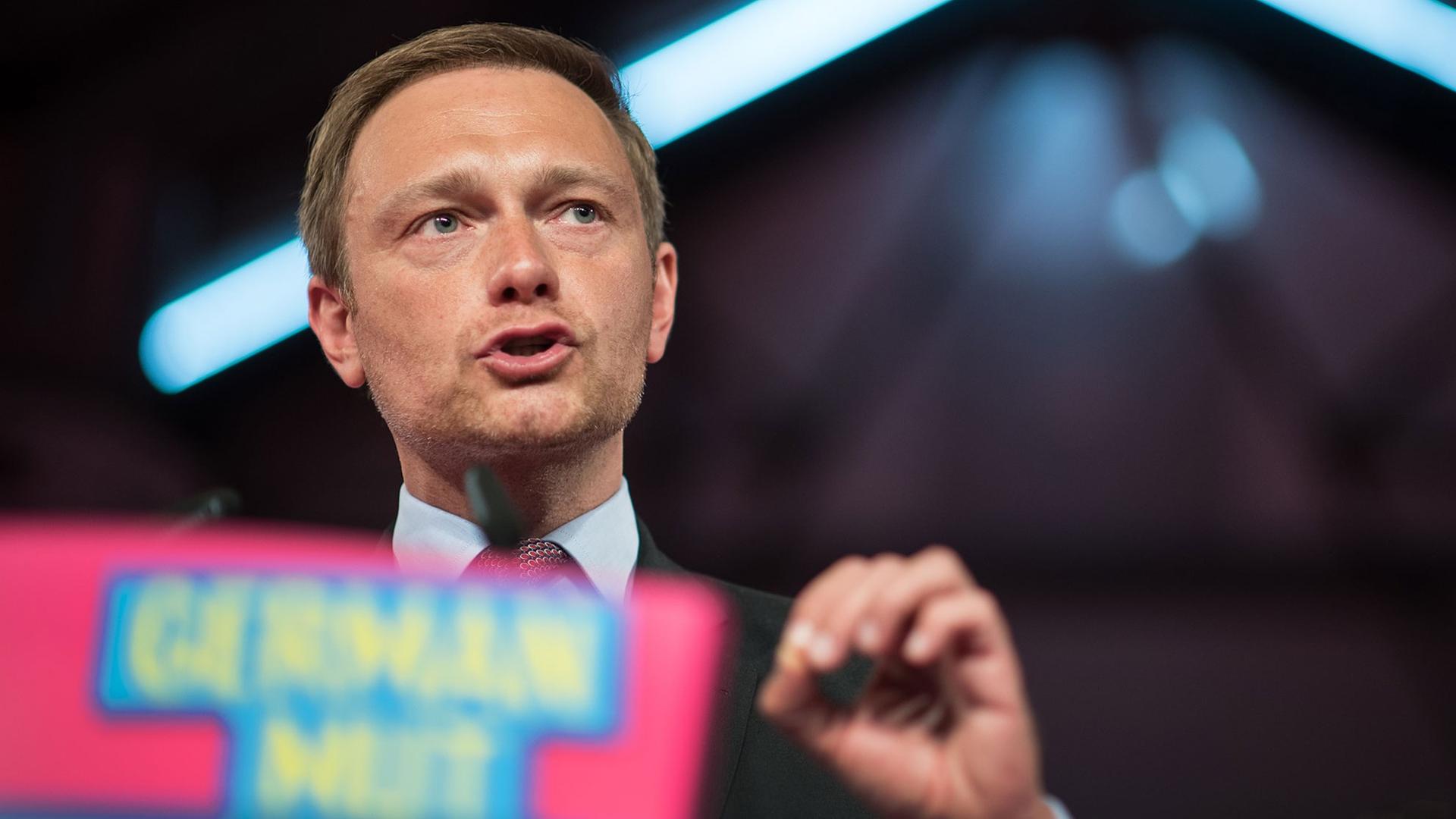 Der FDP-Bundesvorsitzende Christian Lindner bei seiner Parteitagsrede am 16.05.2015 in Berlin. Der FDP-Bundesvorsitzende Christian Lindner bei seiner Parteitagsrede am 16.05.2015 in Berlin.