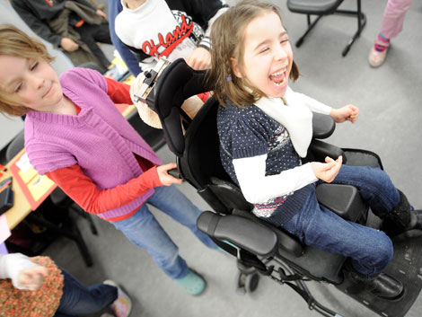 Eine Grundschule praktiziert das Lernen von behinderten und nichtbehinderten Kinder. Eine Grundschule praktiziert das Lernen von behinderten und nichtbehinderten Kinder.