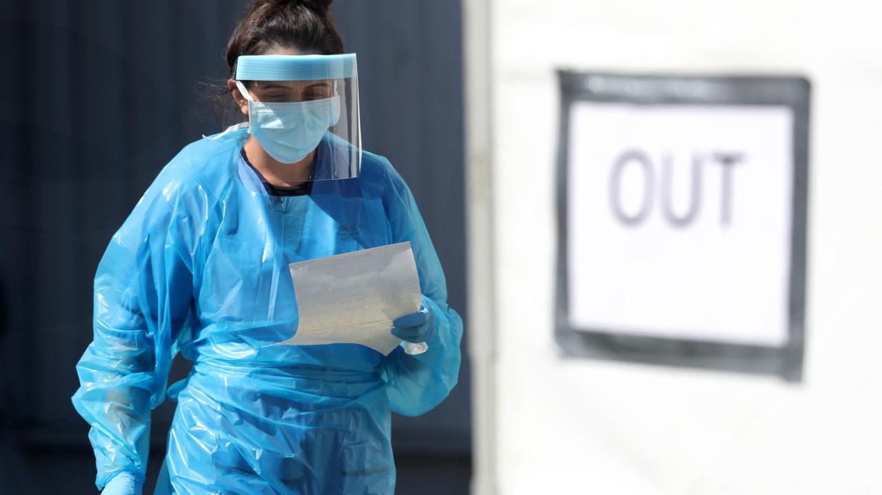 Eine Krankenschwester bereitet sich auf die Entnahme einer Probe in einem Covid- 19-Testzentrum auf dem Parkplatz des Bowhouse Community Centre vor.