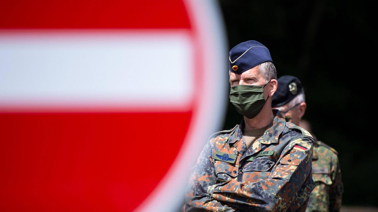 Ein Soldat der Bundeswehr steht neben einem roten Verbotsschild. Ein Soldat der Bundeswehr steht neben einem roten Verbotsschild.