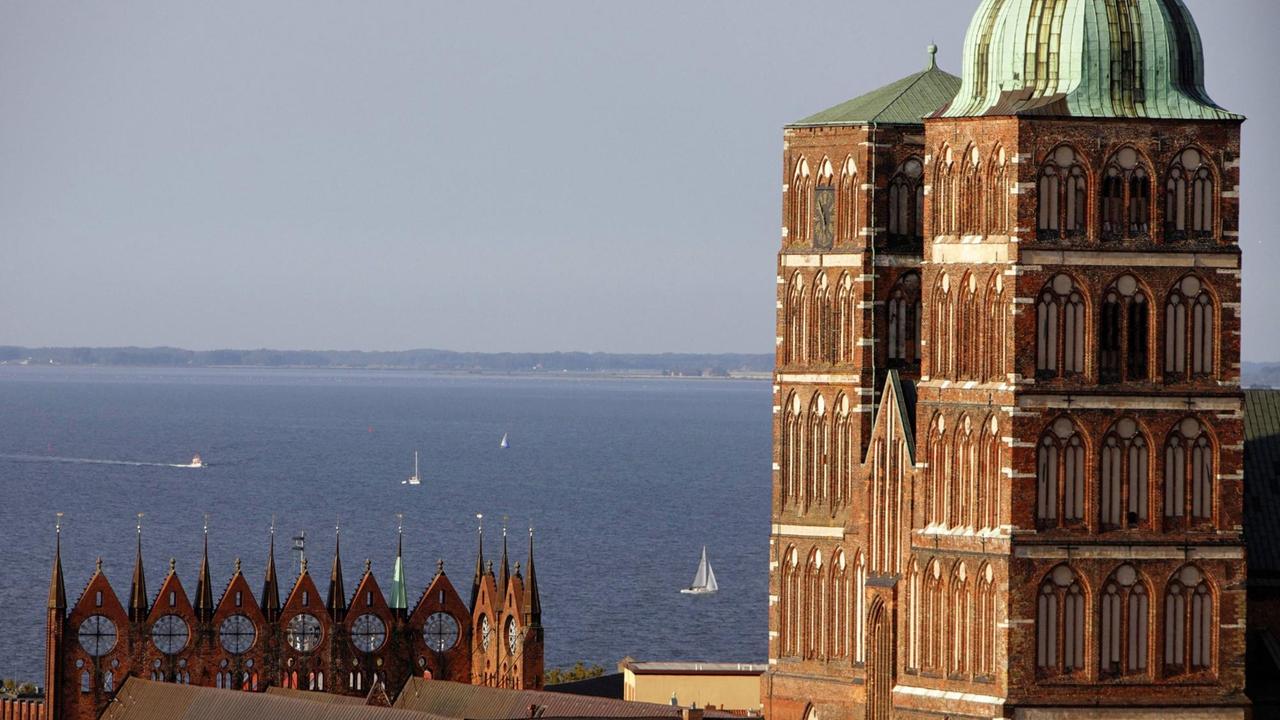 Die beiden asymmetrischen Türme der Nikolaikirche in Stralsund. Die beiden asymmetrischen Türme der Nikolaikirche in Stralsund.
