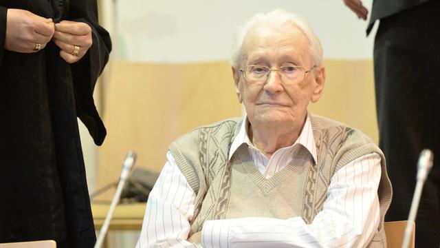 Der Angeklagte Oskar Gröning sitzt am 21.4.2015 im Gerichtsaal in Lüneburg. Die Anklage wirft ihm Beihilfe zum Mord im Konzentrationslager Auschwitz vor.