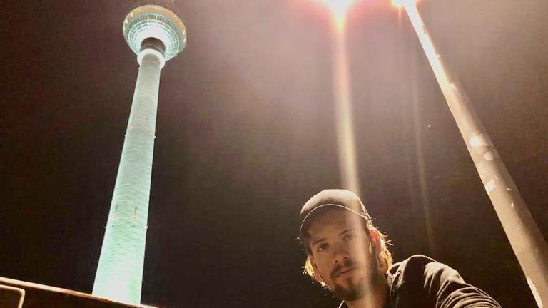 Smilie verbringt den Abend auf dem Berliner Alexanderplatz.