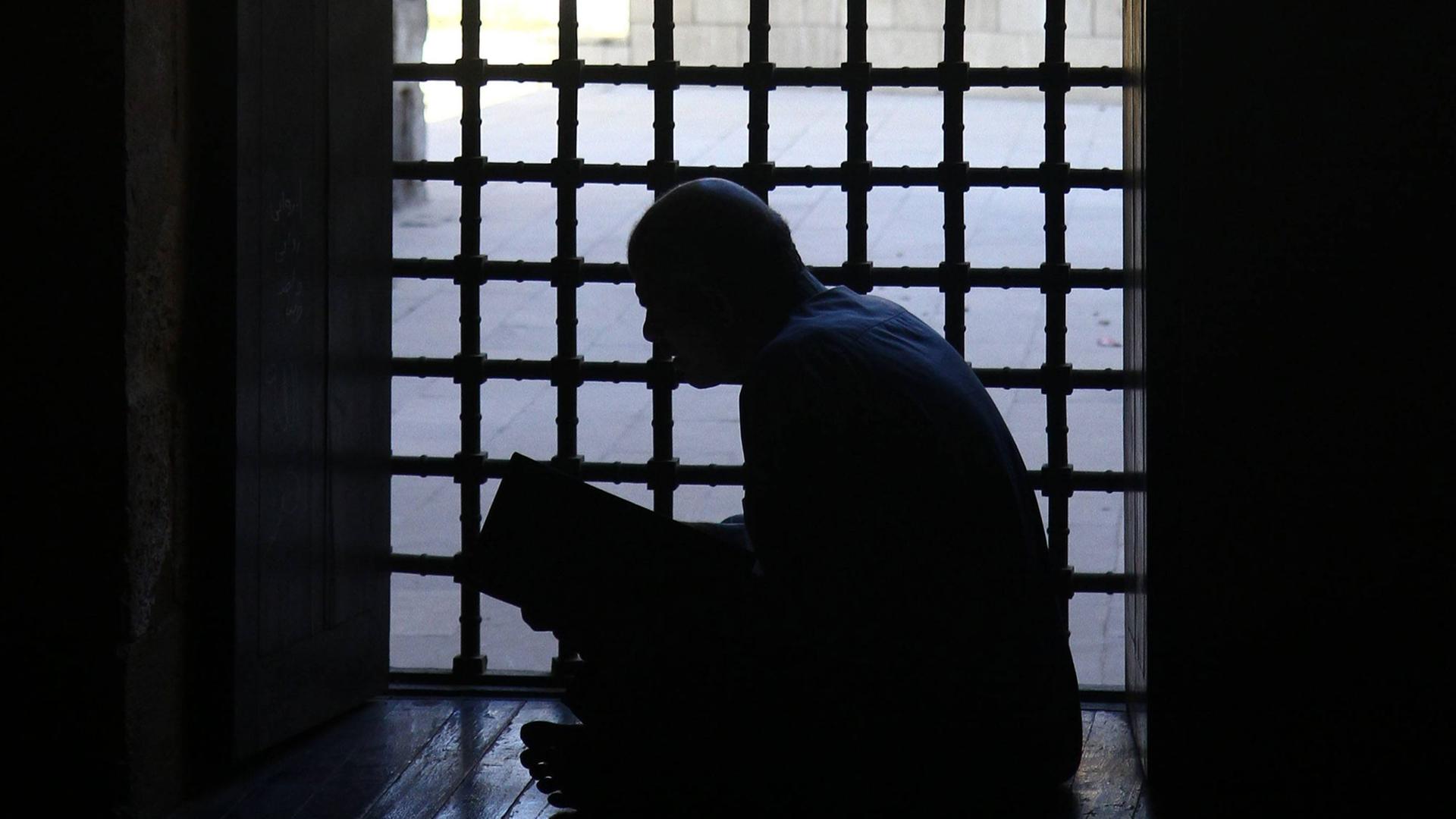 Ein Mann liest im Koran. Ein Mann liest im Koran.