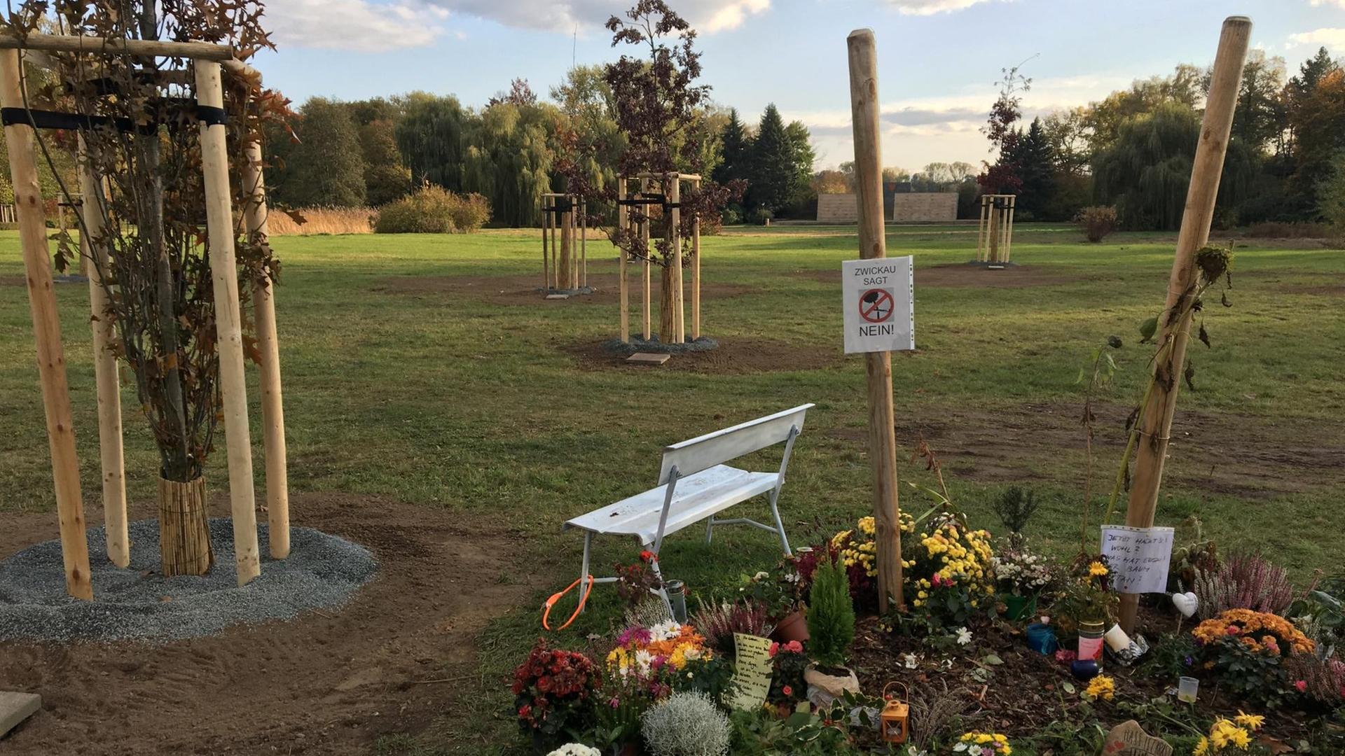 Blumen und Kerzen liegen vor der zerstörten Gedenkstätte in Zwickau Blumen und Kerzen liegen vor der zerstörten Gedenkstätte in Zwickau