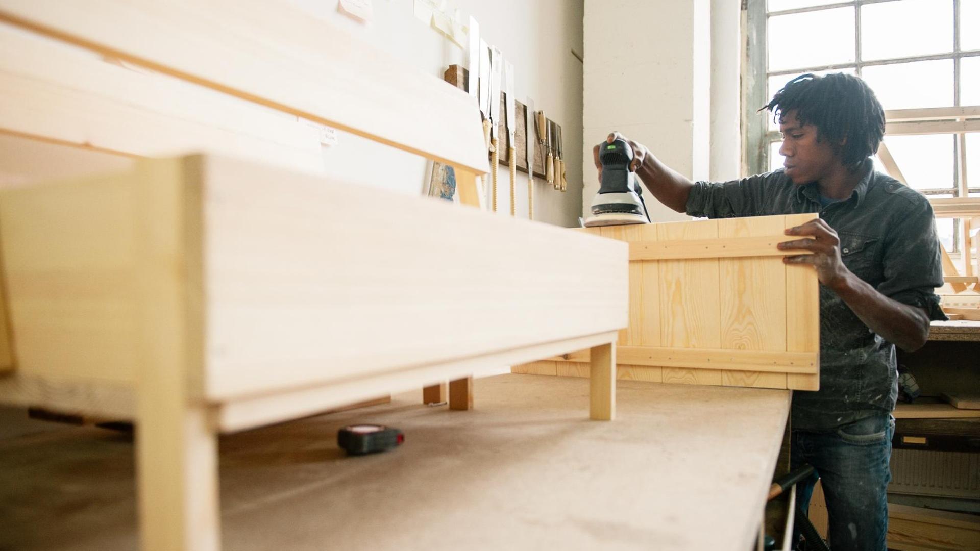 Berufsausbildung ist eine Chance, in den Arbeitsmarkt zu kommen. Berufsausbildung ist eine Chance, in den Arbeitsmarkt zu kommen.