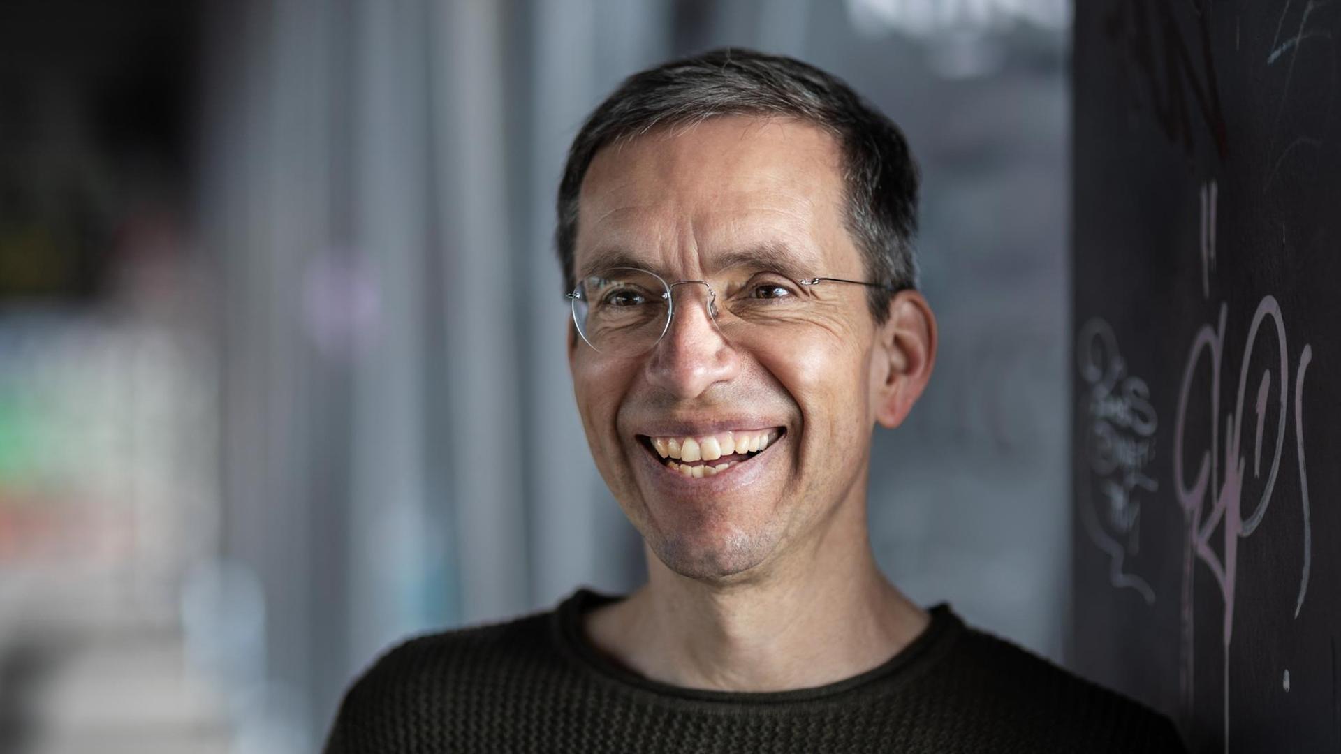 Porträt von Jens Söring. Er trägt eine Brille und lacht herzhaft. Porträt von Jens Söring. Er trägt eine Brille und lacht herzhaft.