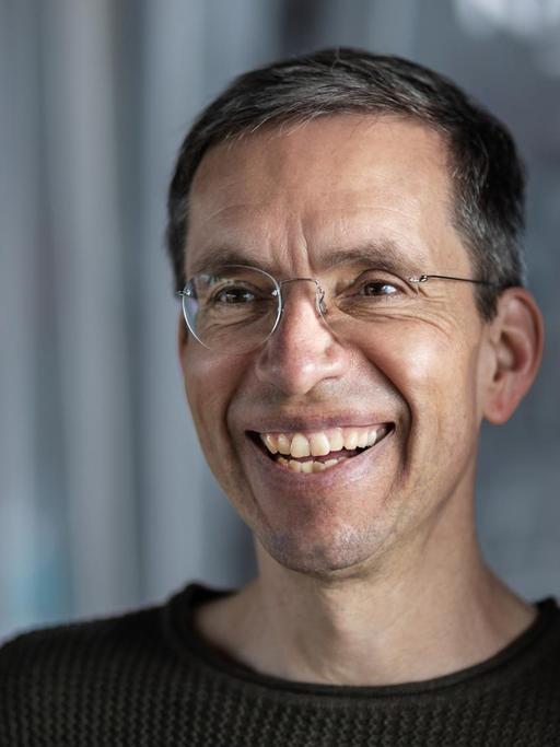 Porträt von Jens Söring. Er trägt eine Brille und lacht herzhaft.