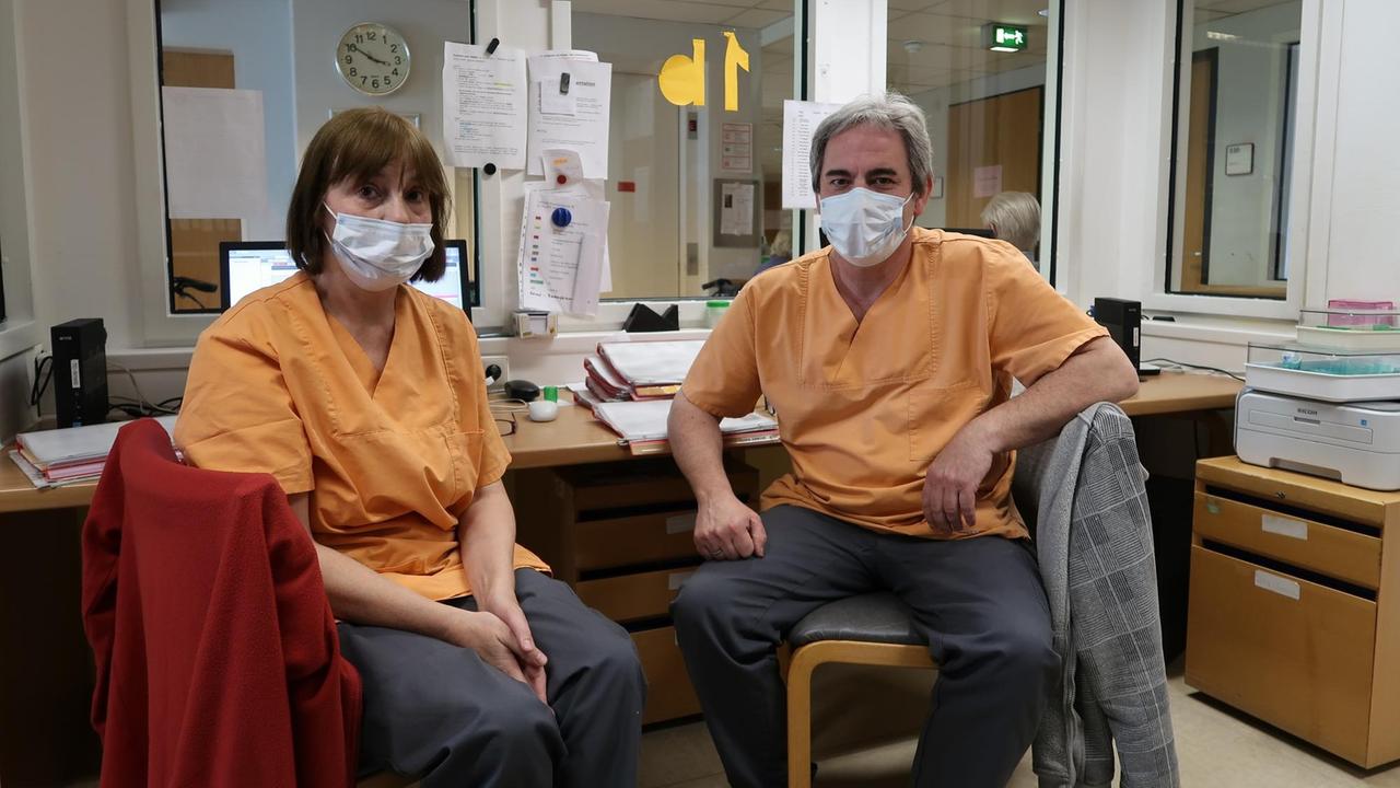 Porträt des Ehepaars Grünbacher - beide mit Masken. Porträt des Ehepaars Grünbacher - beide mit Masken.