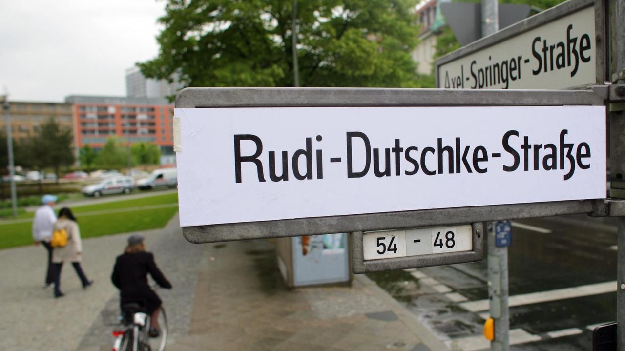 Das Rudi-Dutschke-Straßenschild, aufgenommen am Donnerstag (10.05.2007) in Berlin. Das Schild wurde am Morgen an der bisherigen Straßenkreuzung Kochstraße/Axel-Springer-Straße im Stadtteil Kreuzberg angeschraubt. Obwohl das Urteil des Berliner Verwaltungsgerichts vom Mittwoch noch nicht rechtskräftig sei, wolle man die Umbenennung nun "aktiv vollziehen", teilten die Grünen mit. Die Richter hatten entschieden, dass die Namensänderung eines Teils der Kochstraße nicht willkürlich sei und keine Grundrechte der Anlieger verletze. Die Klägergemeinschaft, zu der auch das Verlagshaus Axel Springer gehört, hielt die Benennung nach dem früheren Studentenführer Dutschke für rechtswidrig. Sie will Berufung gegen das Urteil einlegen. Das Rudi-Dutschke-Straßenschild, aufgenommen am Donnerstag (10.05.2007) in Berlin. Das Schild wurde am Morgen an der bisherigen Straßenkreuzung Kochstraße/Axel-Springer-Straße im Stadtteil Kreuzberg angeschraubt. Obwohl das Urteil des Berliner Verwaltungsgerichts vom Mittwoch noch nicht rechtskräftig sei, wolle man die Umbenennung nun "aktiv vollziehen", teilten die Grünen mit. Die Richter hatten entschieden, dass die Namensänderung eines Teils der Kochstraße nicht willkürlich sei und keine Grundrechte der Anlieger verletze. Die Klägergemeinschaft, zu der auch das Verlagshaus Axel Springer gehört, hielt die Benennung nach dem früheren Studentenführer Dutschke für rechtswidrig. Sie will Berufung gegen das Urteil einlegen.