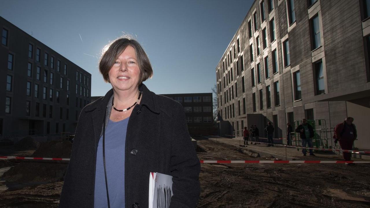 Katrin Lompscher (Die Linke), Senatorin für Stadtentwicklung und Wohnen, besucht die erste Berliner Flüchtlingsunterkunft in modularer Bauweise am 27.01.2017 in Berlin.