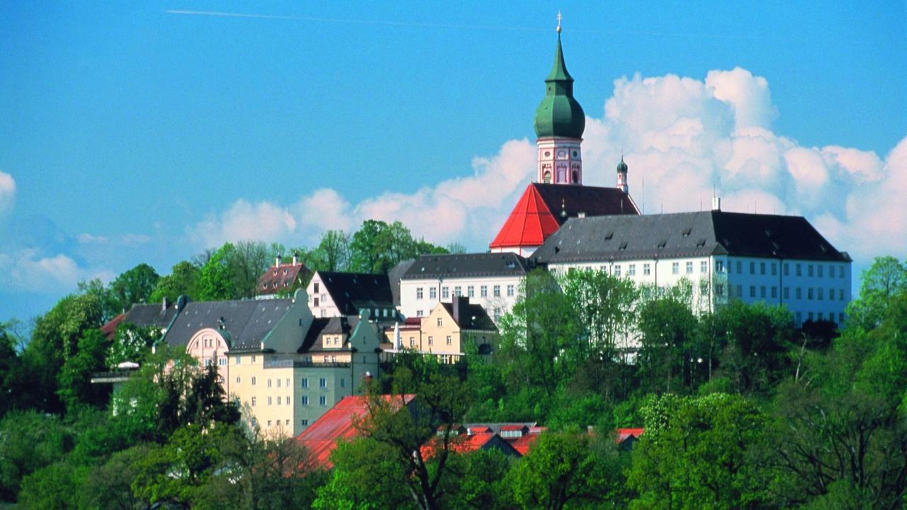 Das Kloster Andechs liegt am Ammersee südlich von München Das Kloster Andechs liegt am Ammersee südlich von München