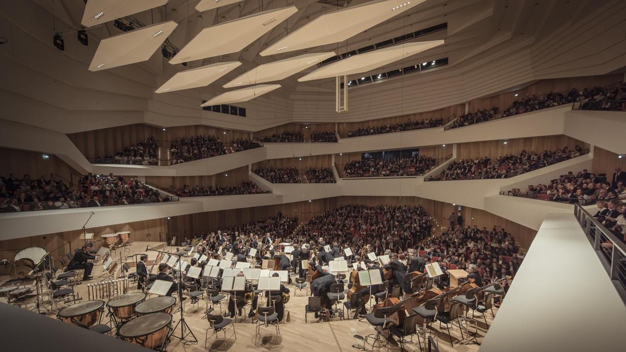 Im modernen Konzertsaal spielt das Orchester. Im modernen Konzertsaal spielt das Orchester.