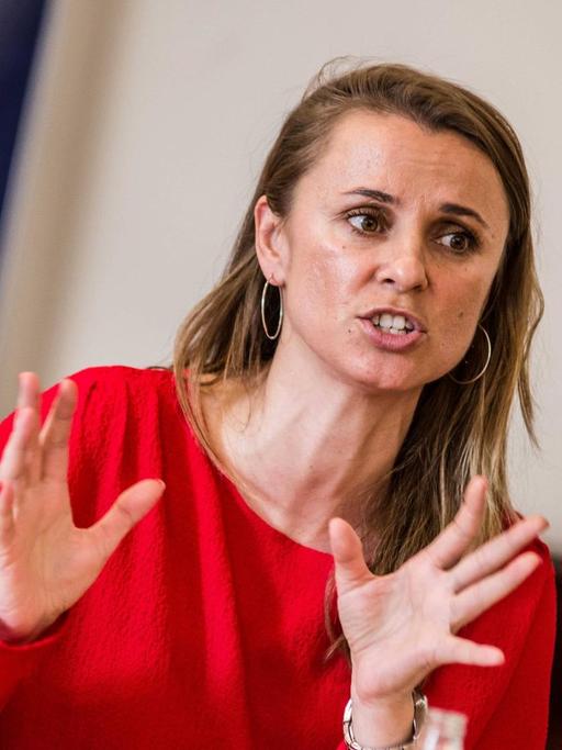 Die Schriftstellerin Jagoda Marinić gestikuliert beim Reden
