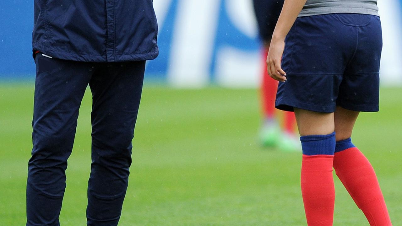 Ein Trainer und eine Spielerin beim Fußballtraining Ein Trainer und eine Spielerin beim Fußballtraining