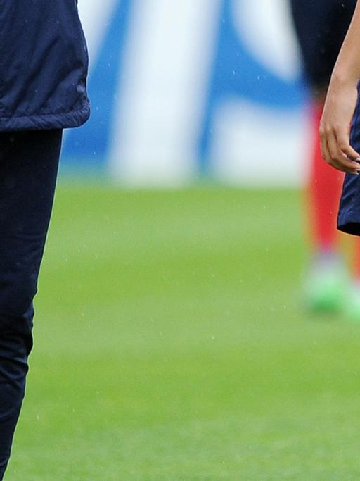 Ein Trainer und eine Spielerin beim Fußballtraining