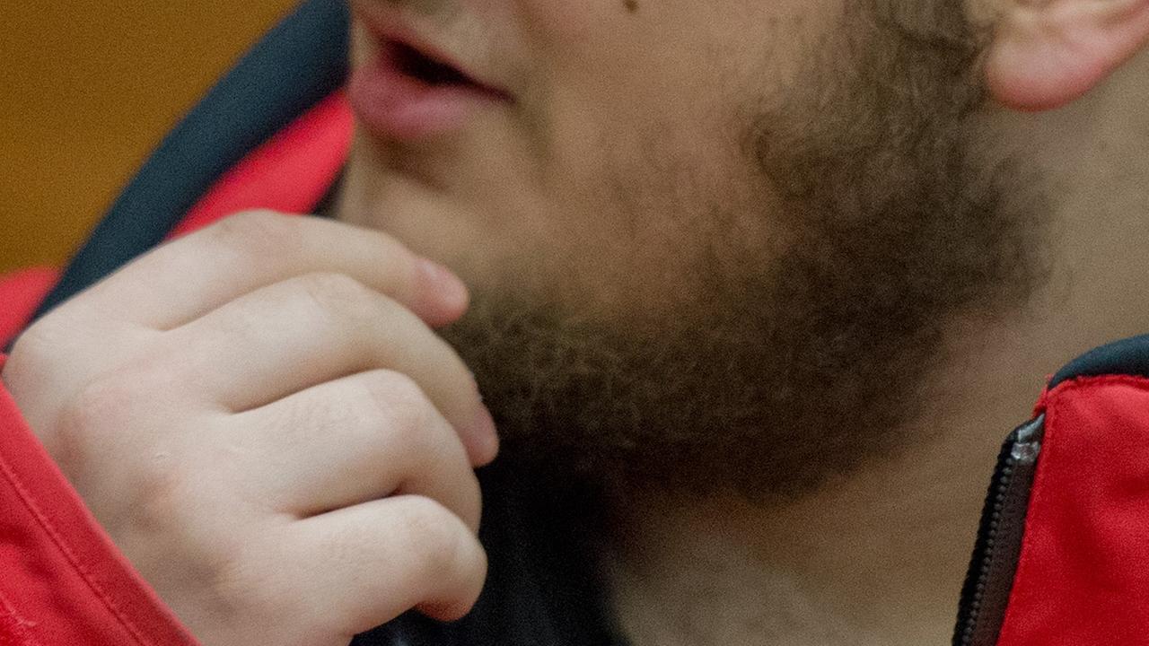Kurz bevor ihn das Gericht zu einer Haftstrafe von drei Jahren und neun Monaten verurteilt, greift sich der Angeklagte Kreshnik B. am 05.12.2014 in einem Hochsicherheitssaal des Oberlandesgerichts in Frankfurt am Main (Hessen) an den Bart. Die Kammer sah es als erwiesen an, dass der 20-jährige 2013 Mitglied der Terrormiliz Islamischer Staat war. Kurz bevor ihn das Gericht zu einer Haftstrafe von drei Jahren und neun Monaten verurteilt, greift sich der Angeklagte Kreshnik B. am 05.12.2014 in einem Hochsicherheitssaal des Oberlandesgerichts in Frankfurt am Main (Hessen) an den Bart. Die Kammer sah es als erwiesen an, dass der 20-jährige 2013 Mitglied der Terrormiliz Islamischer Staat war.
