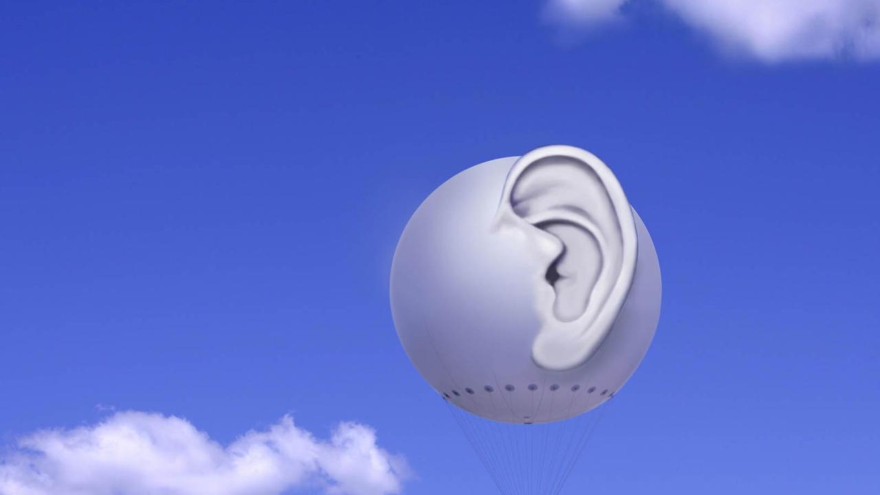 Fesselballon mit dreidimensionalem menschlichem Ohr vor blauem Himmel mit weißen Wolken (Symbolbild) Fesselballon mit dreidimensionalem menschlichem Ohr vor blauem Himmel mit weißen Wolken (Symbolbild)