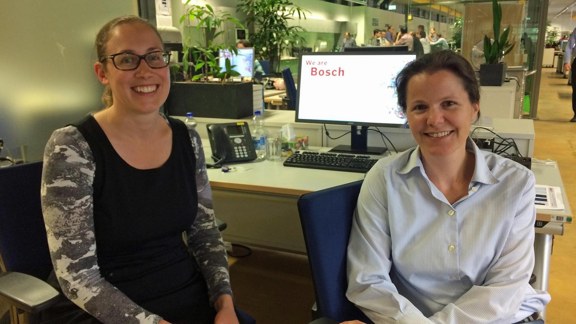 Die Jobsharer Sandra Donneau (l.) und Antje Bruesch im Großraumbüro bei Bosch in Stuttgart-Feuerbach. Die Jobsharer Sandra Donneau (l.) und Antje Bruesch im Großraumbüro bei Bosch in Stuttgart-Feuerbach.