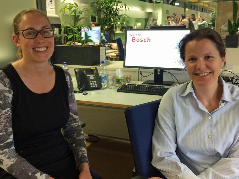 Die Jobsharer Sandra Donneau (l.) und Antje Bruesch im Großraumbüro bei Bosch in Stuttgart-Feuerbach.