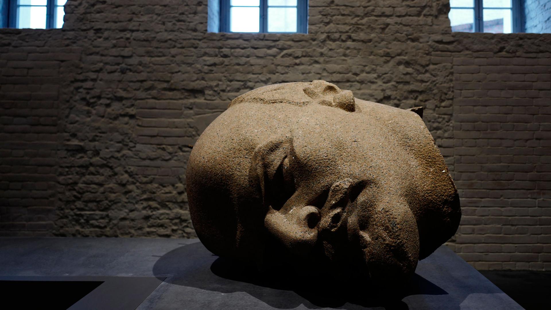 Der Kopf der ehemaligen Ost-Berliner Lenin-Statue liegt in der Ausstellung "Enthüllt, Berlin und seine Denkmäler" in der Zitadelle Spandau in Berlin seitlich auf einem Sockel. Der Kopf der ehemaligen Ost-Berliner Lenin-Statue liegt in der Ausstellung "Enthüllt, Berlin und seine Denkmäler" in der Zitadelle Spandau in Berlin seitlich auf einem Sockel.