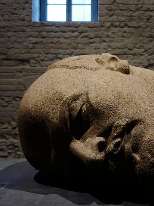Der Kopf der ehemaligen Ost-Berliner Lenin-Statue liegt in der Ausstellung "Enthüllt, Berlin und seine Denkmäler" in der Zitadelle Spandau in Berlin seitlich auf einem Sockel.