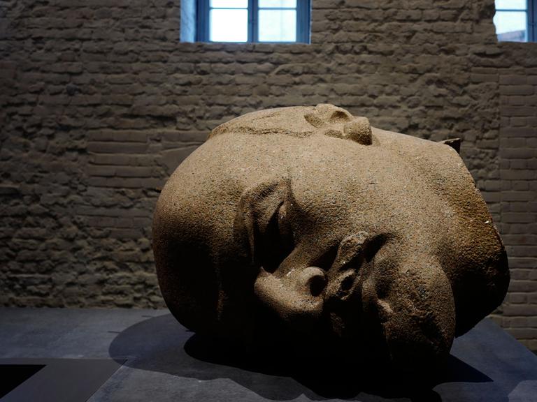 Der Kopf der ehemaligen Ost-Berliner Lenin-Statue liegt in der Ausstellung "Enthüllt, Berlin und seine Denkmäler" in der Zitadelle Spandau in Berlin seitlich auf einem Sockel.