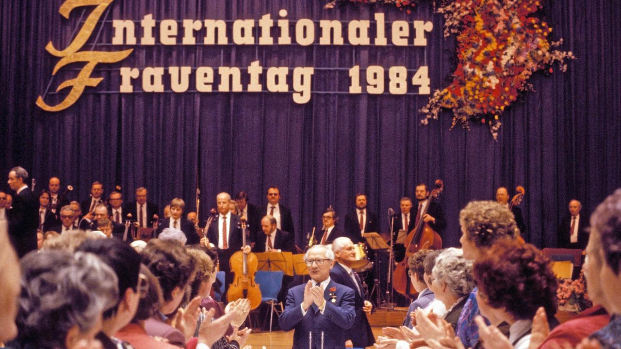 Erich Honecker (Mitte) klatscht anlässlich einer Feier zum Internationalen Frauentag in Berlin Beifall für das Orchester. Erich Honecker (Mitte) klatscht anlässlich einer Feier zum Internationalen Frauentag in Berlin Beifall für das Orchester.