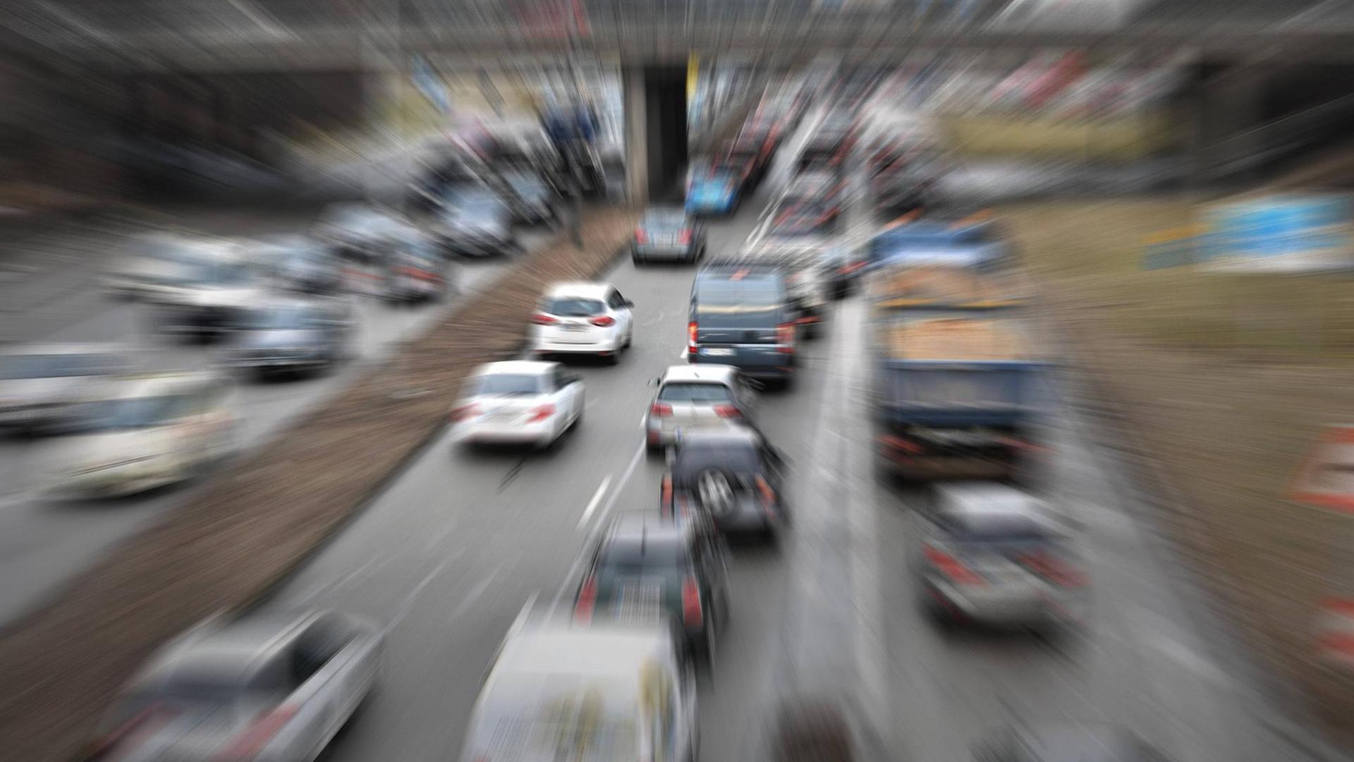 Dichter Straßenverkehr auf dem Mittleren Ring in München Dichter Straßenverkehr auf dem Mittleren Ring in München