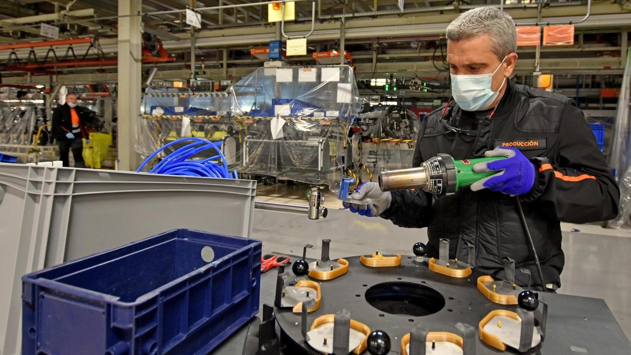 Ein Mann montiert Teile eines bei Seat in Spanien hergestellten Beatmungsgeräts zusammen. Ein Mann montiert Teile eines bei Seat in Spanien hergestellten Beatmungsgeräts zusammen.