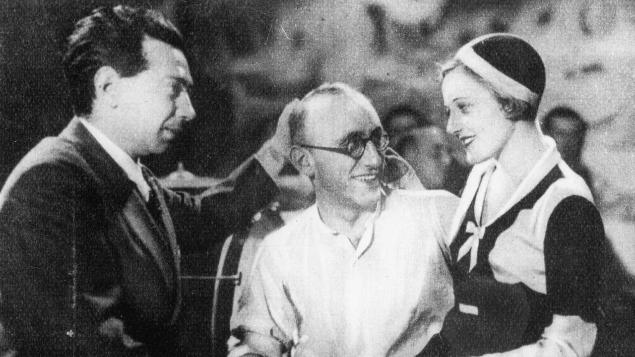 Robert Siodmak mit Komponist und Schauspieler Friedrich Hollaender und Lien Deyers während einer Drehpause Robert Siodmak mit Komponist und Schauspieler Friedrich Hollaender und Lien Deyers während einer Drehpause