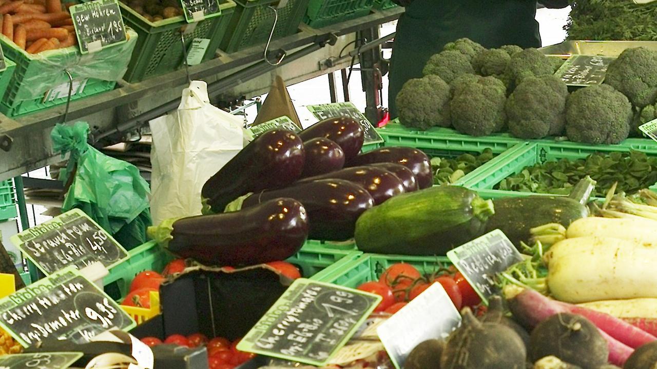 Obst und Gemüse aus biologischem Anbau auf einem Markt in Hamburg Obst und Gemüse aus biologischem Anbau auf einem Markt in Hamburg