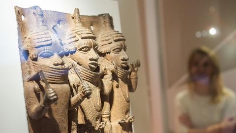 Raubkunst-Bronzen aus dem Land Benin in Westafrika im Museum für Kunst und Gewerbe in Hamburg in einer Vitrine ausgestellt.