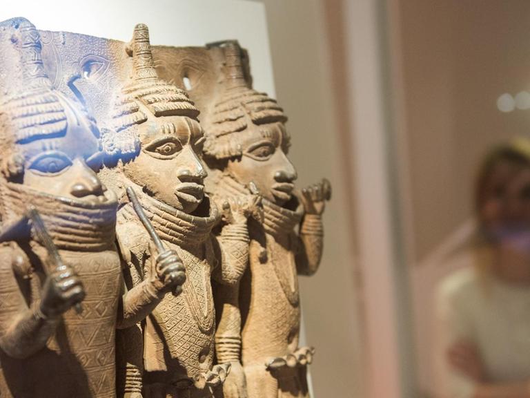 Raubkunst-Bronzen aus dem Land Benin in Westafrika im Museum für Kunst und Gewerbe in Hamburg in einer Vitrine ausgestellt.