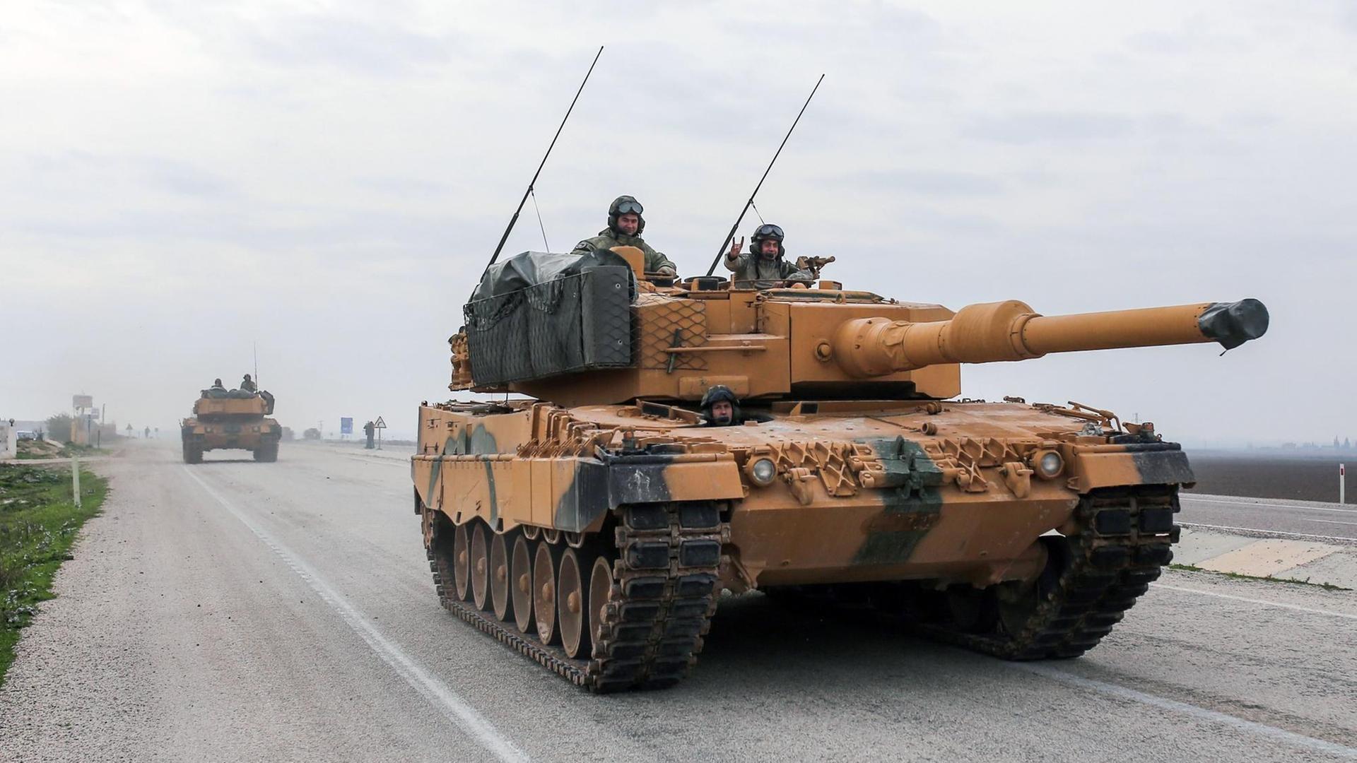 Türkische Panzer fahren am 21.01.2018 in der Provinz Hatay, Türkei, in der Nähe der syrischen Grenze. Die Türkei hat mit einer groß angelegten Militär-Offensive gegen kurdische Verbände in Syrien international Besorgnis ausgelöst. Türkische Panzer fahren am 21.01.2018 in der Provinz Hatay, Türkei, in der Nähe der syrischen Grenze. Die Türkei hat mit einer groß angelegten Militär-Offensive gegen kurdische Verbände in Syrien international Besorgnis ausgelöst.