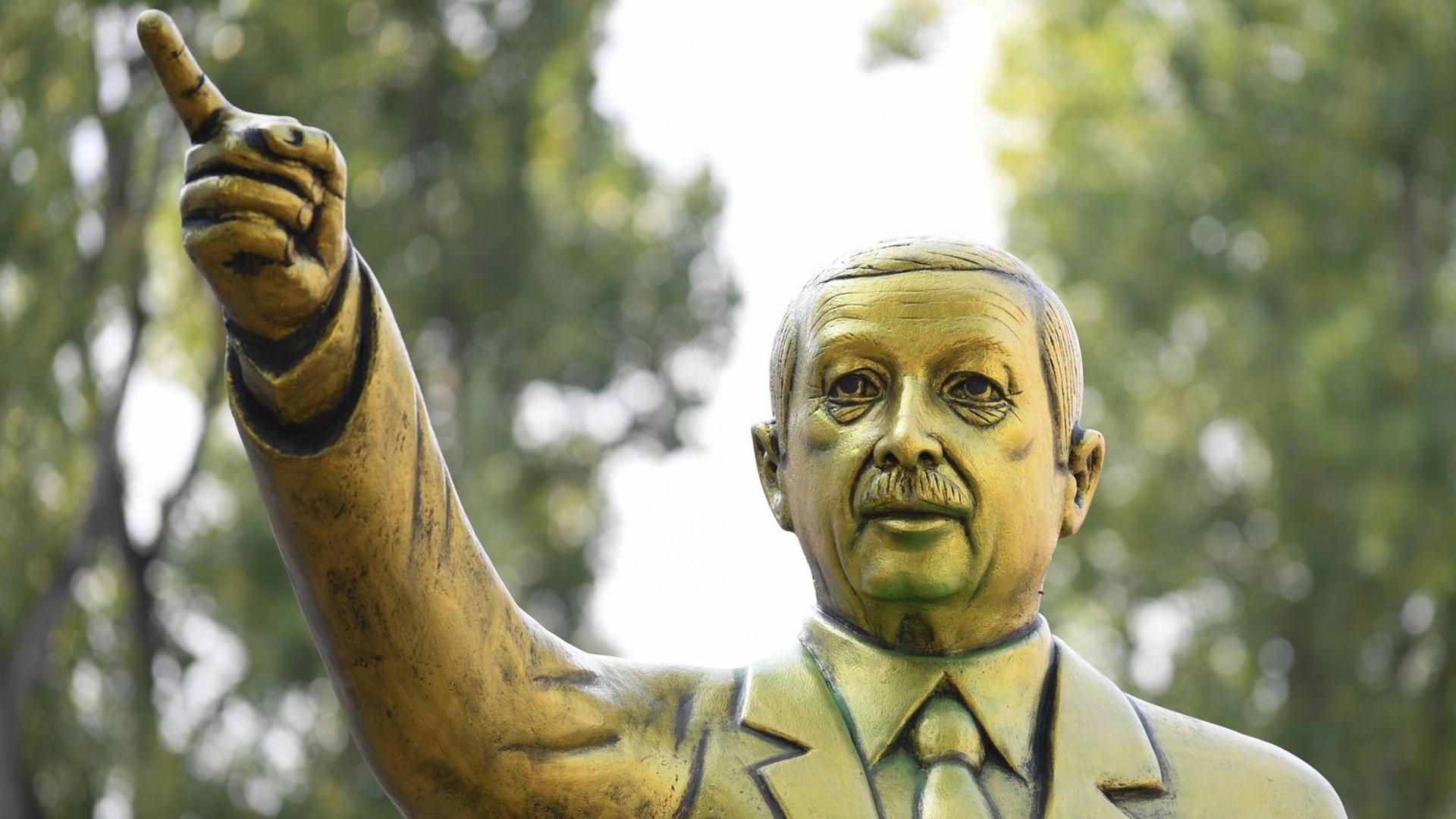 Eine goldene Erdogan-Statue steht auf dem Platz der Deutschen Einheit. Sie wurde im Rahmen des Kunstfestivals "Wiesbaden Biennale" aufgestellt (28.8.2018). Eine goldene Erdogan-Statue steht auf dem Platz der Deutschen Einheit. Sie wurde im Rahmen des Kunstfestivals "Wiesbaden Biennale" aufgestellt (28.8.2018).