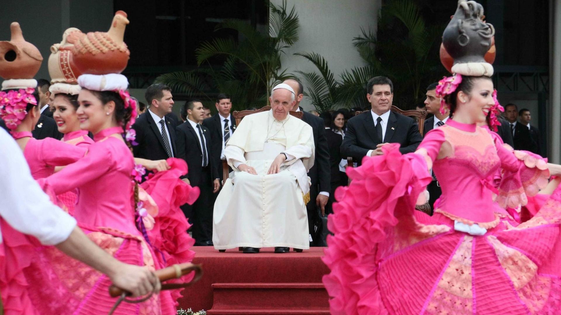 Papst Franziskus wird in Paraguay von Tänzerinnen begrüßt. Papst Franziskus wird in Paraguay von Tänzerinnen begrüßt.