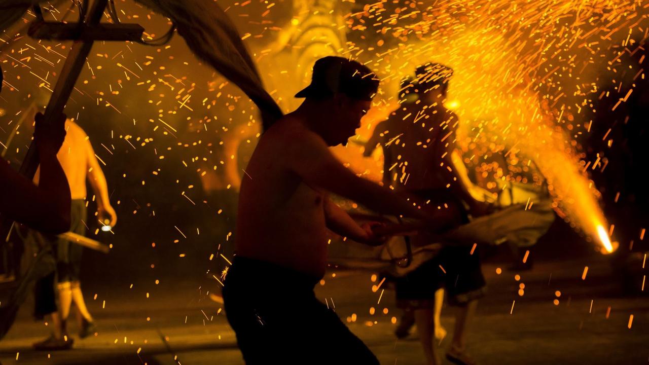 Sprühende Funken beim Feuerdrachentanz. Das chinesische Feuerwerk ist legendären Ursprungs.