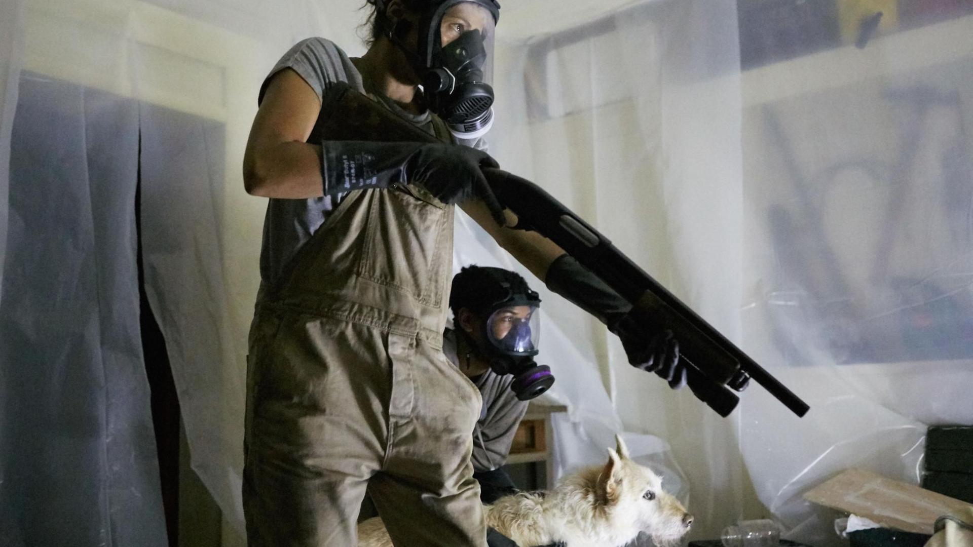 Im Filmstill aus "It Comes At Night" halten zwei Personen mit Gasmasken Waffen in den Händen. Im Filmstill aus "It Comes At Night" halten zwei Personen mit Gasmasken Waffen in den Händen.