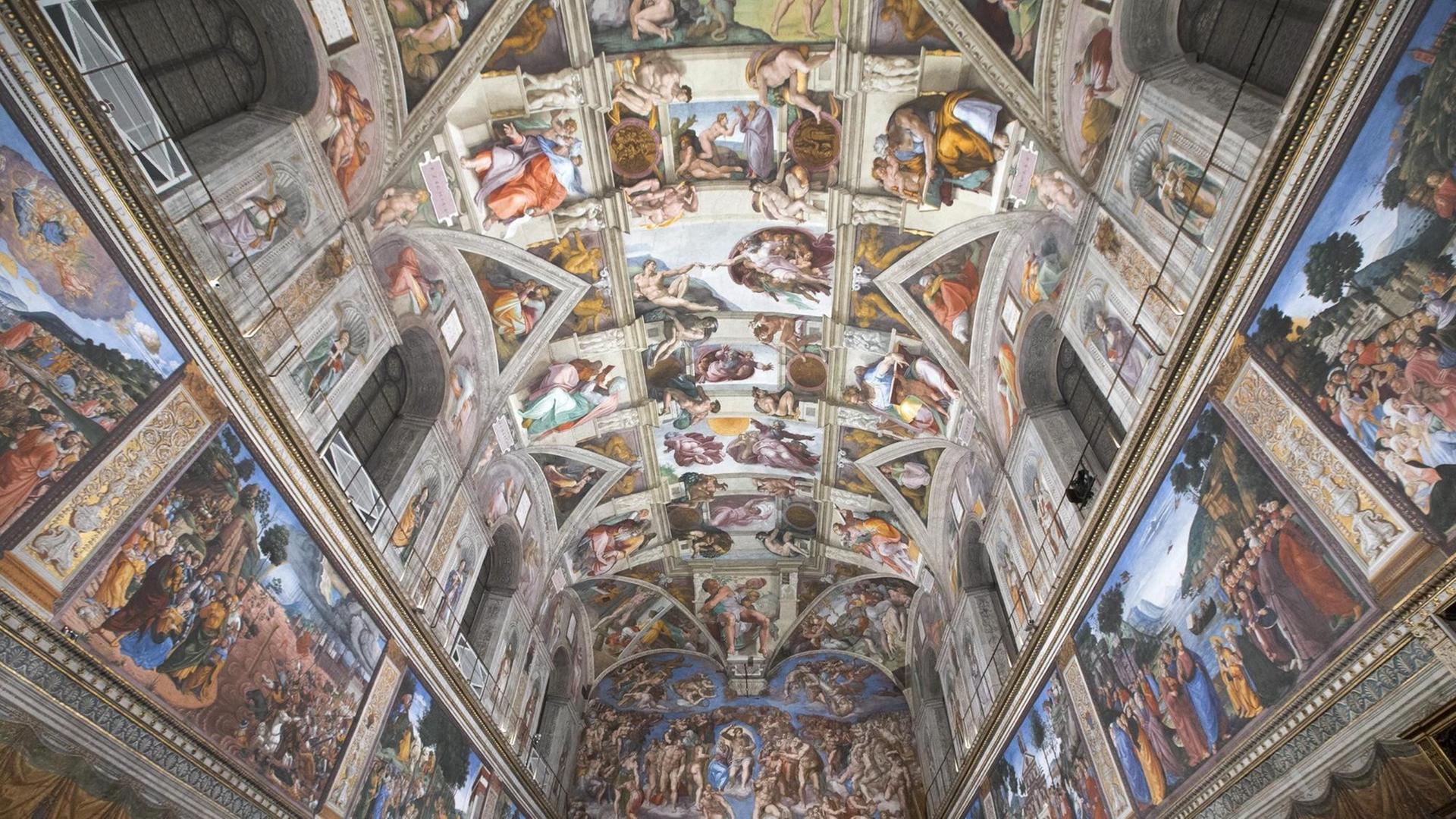 Innenansicht der sixtinischen Kapelle mit den Fresken Michelangelos. Innenansicht der sixtinischen Kapelle mit den Fresken Michelangelos.