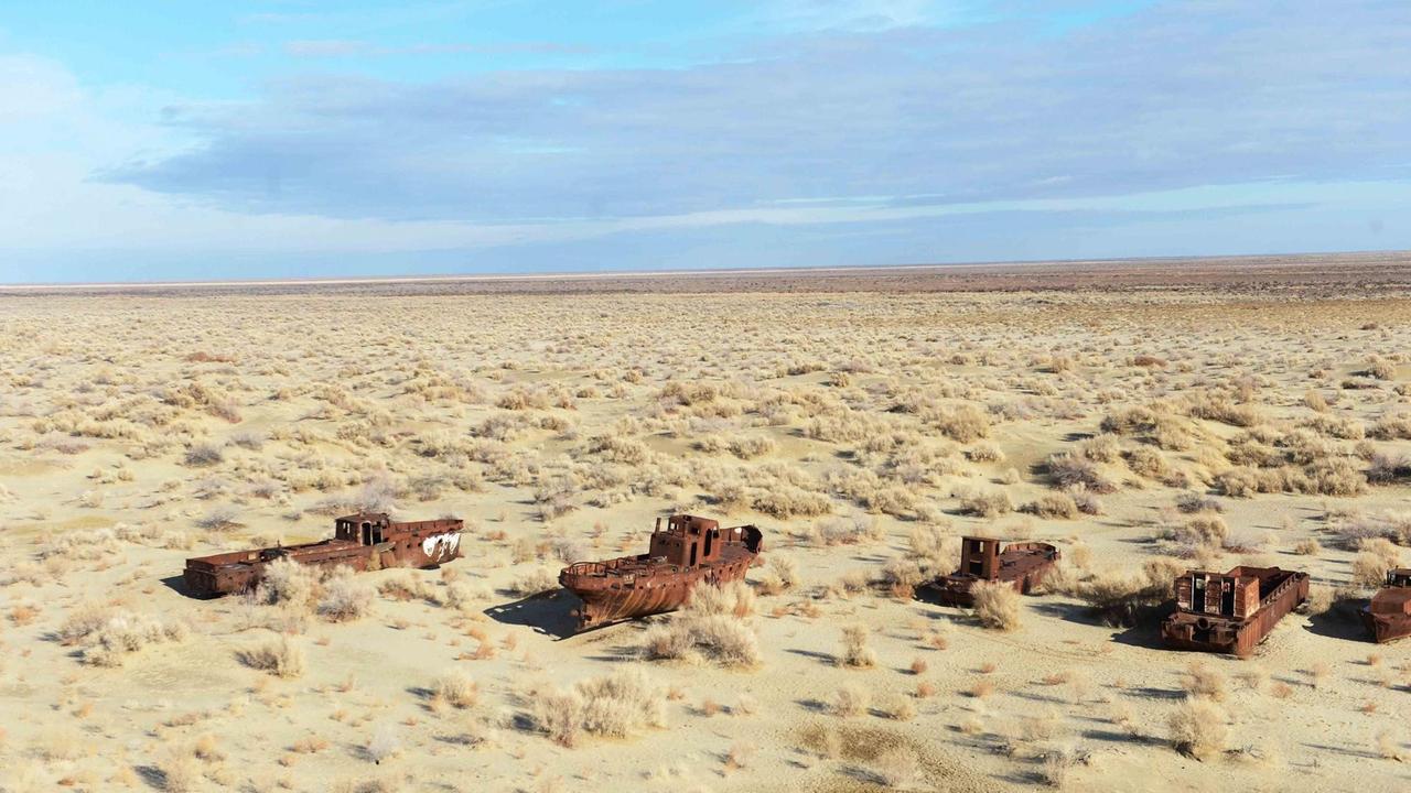 (151211) -- TASHKENT, Dec. 11, 2015 () -- Photo taken on Dec. 7, 2015 shows abandoned ships at Moynak in the Aral Sea, Uzbekistan. Once the world's fourth largest lake, the Aral Sea lies between Kazakhstan and Uzbekistan, fed mainly by Amu Darya and Syr Darya. The sea has shrunk more than 90 percent as the rivers that feed it were largely diverted by the former Soviet Union irrigation projects to boost cotton production in the arid region. (Xinhua/Sadat) (zjy)