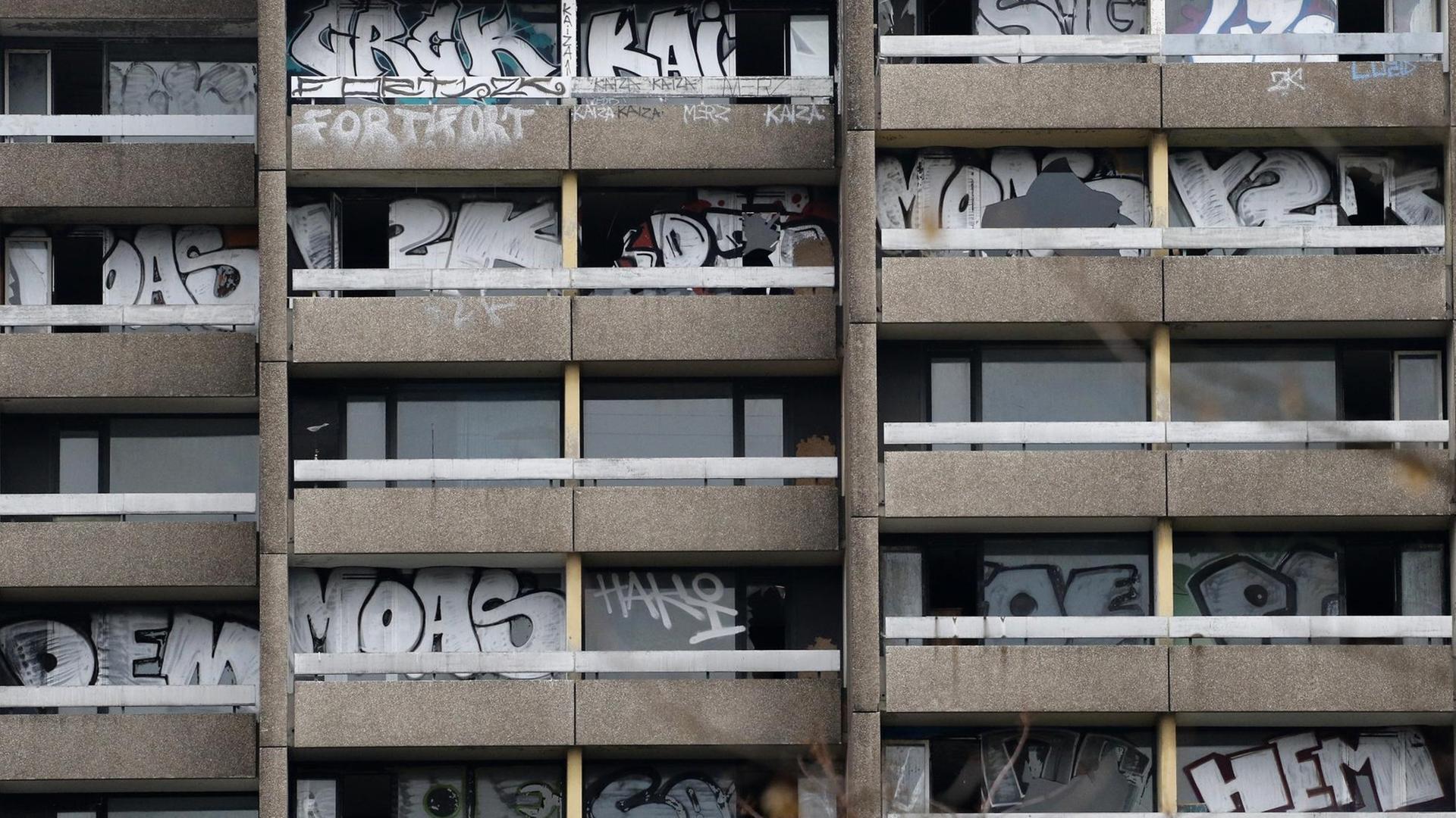 Graffitis sind an Balkonen an einem leerstehenden Wohngebäude in der Dortmunder Nordstadt zu sehen.