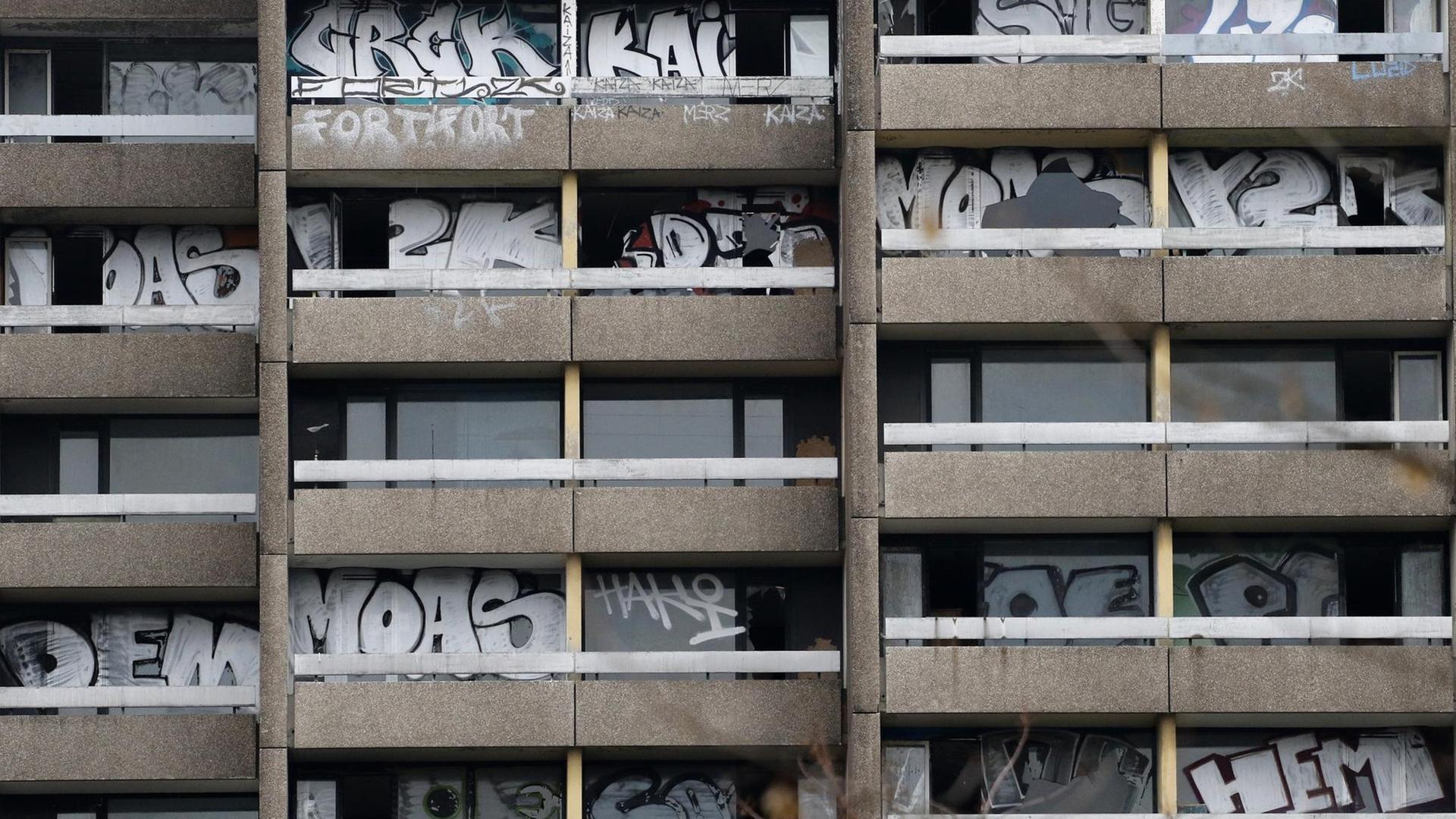 Graffitis sind an Balkonen an einem leerstehenden Wohngebäude in der Dortmunder Nordstadt zu sehen. Graffitis sind an Balkonen an einem leerstehenden Wohngebäude in der Dortmunder Nordstadt zu sehen.