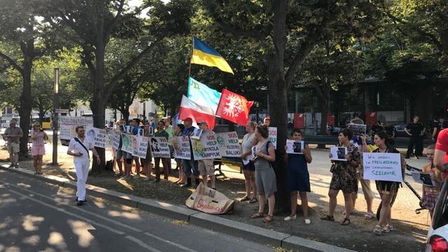 Ukraine-Aktivisten demonstrieren gegenüber der Russischen Botschaft in Berlin.