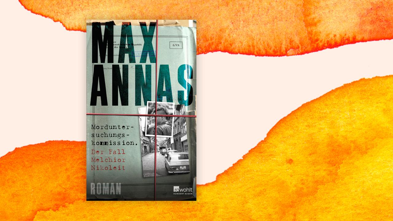 Das Cover von Max Annas' Buch: "Morduntersuchungskommission. Der Fall Melchior Nikoleit" auf orange-weißem Hintergrund. Auf dem Cover sind zwei Fotos in verschiedenen Größen zu sehen, Autor und Titel sind in typischer Schreibmaschinenschrift gedruckt. Ein Gummi scheint horizontal und vertikal über das Ensemble gespannt zu sein. Das Cover von Max Annas' Buch: "Morduntersuchungskommission. Der Fall Melchior Nikoleit" auf orange-weißem Hintergrund. Auf dem Cover sind zwei Fotos in verschiedenen Größen zu sehen, Autor und Titel sind in typischer Schreibmaschinenschrift gedruckt. Ein Gummi scheint horizontal und vertikal über das Ensemble gespannt zu sein.