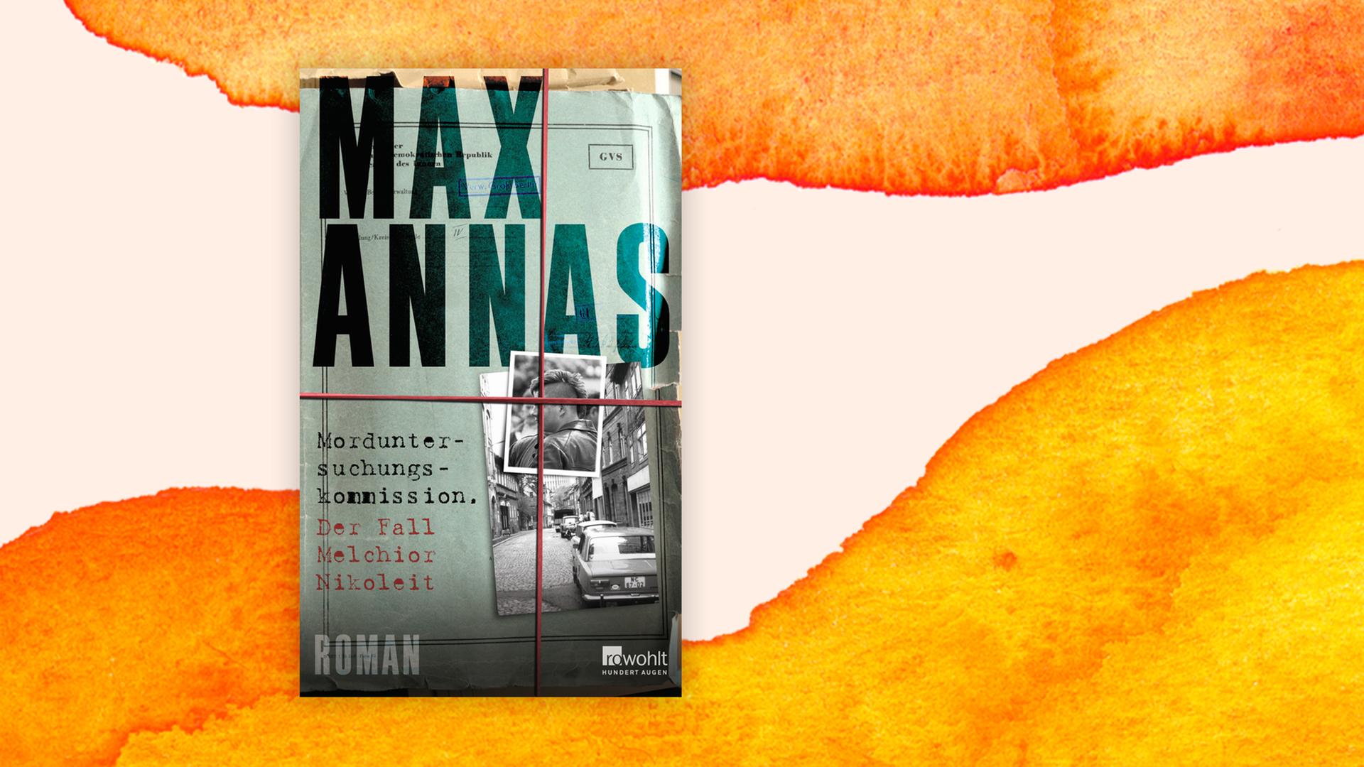 Das Cover von Max Annas' Buch: "Morduntersuchungskommission. Der Fall Melchior Nikoleit" auf orange-weißem Hintergrund. Auf dem Cover sind zwei Fotos in verschiedenen Größen zu sehen, Autor und Titel sind in typischer Schreibmaschinenschrift gedruckt. Ein Gummi scheint horizontal und vertikal über das Ensemble gespannt zu sein.