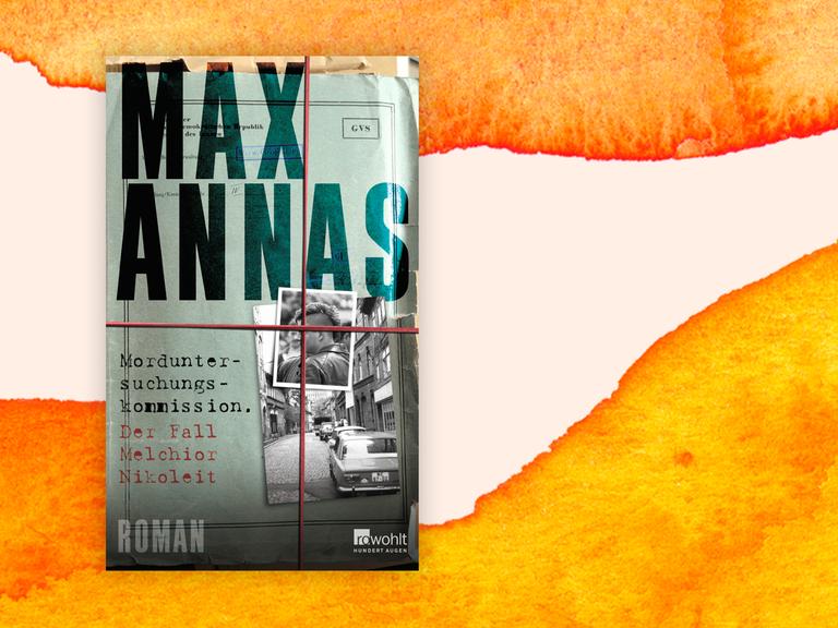 Das Cover von Max Annas' Buch: "Morduntersuchungskommission. Der Fall Melchior Nikoleit" auf orange-weißem Hintergrund. Auf dem Cover sind zwei Fotos in verschiedenen Größen zu sehen, Autor und Titel sind in typischer Schreibmaschinenschrift gedruckt. Ein Gummi scheint horizontal und vertikal über das Ensemble gespannt zu sein.
