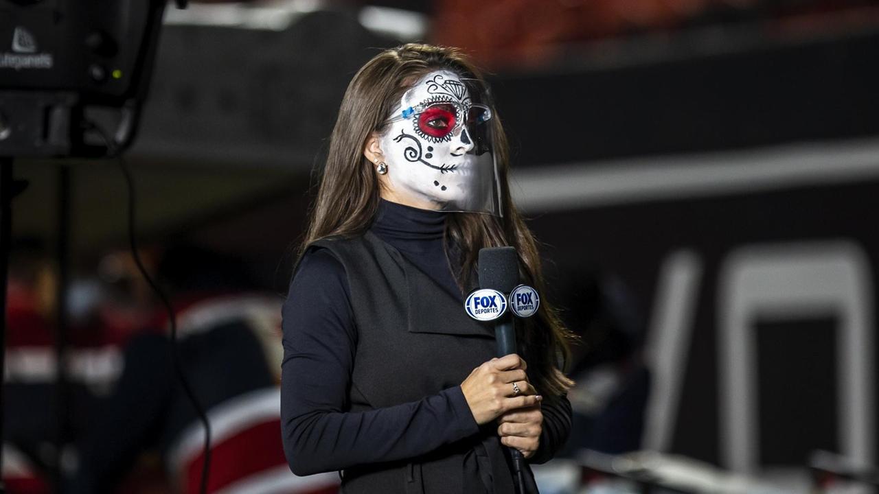 Eine TV Reporterin mit geschminkter Totenmaske im Gesicht in Tijuana, Mexico. 30. Oktober 2020. (Symbolbild) Eine TV Reporterin mit geschminkter Totenmaske im Gesicht in Tijuana, Mexico. 30. Oktober 2020. (Symbolbild)