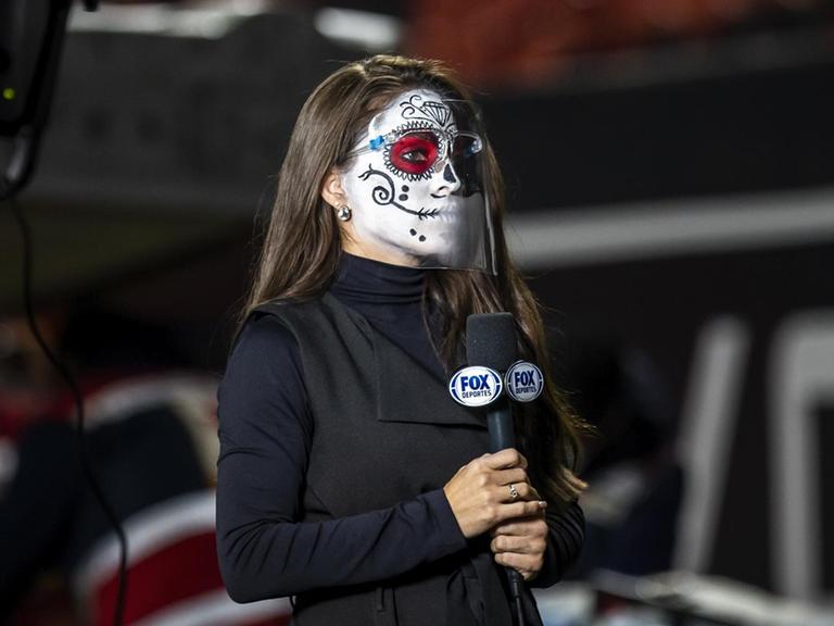 Eine TV Reporterin mit geschminkter Totenmaske im Gesicht in Tijuana, Mexico. 30. Oktober 2020. (Symbolbild)
